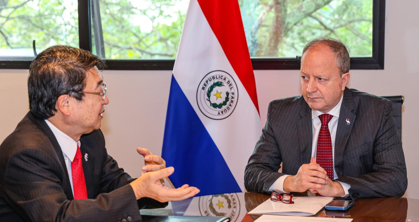 Ministro Fernández Valdovinos con embajador de Japón 