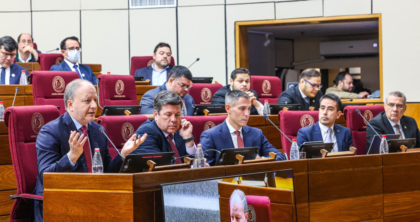 Ministro Carlos Fernández Valdovinos en reunión en el Congreso 