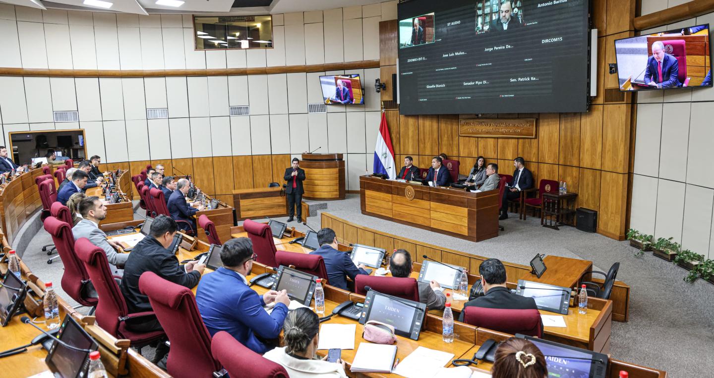 Carlos Fernández en reunión en el Congreso 