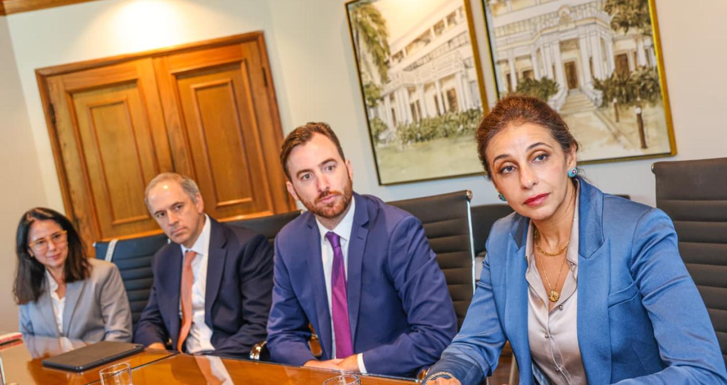Representantes de Moody's con el ministro Carlos Fernández 
