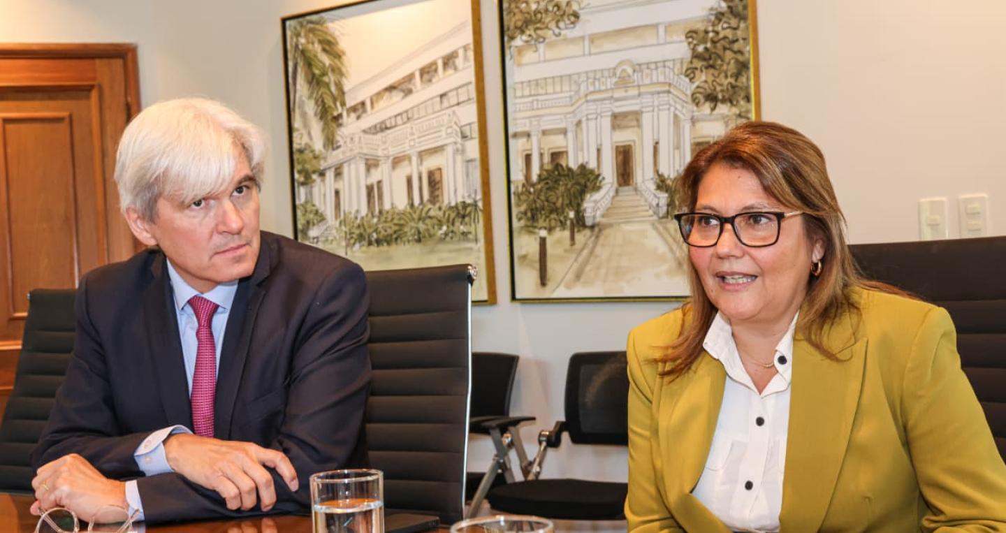Manager de Nestlé en reunión con el ministro Fernández Valdovinos 