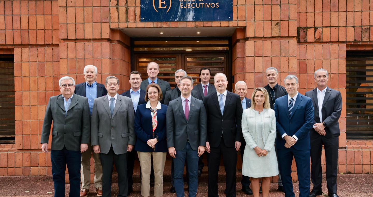 ministro de Economía y Finanzas, Carlos Fernández Valdovinos, durante el encuentro “Hablemos Confianza”, y miembros del Club de Ejecutivos.