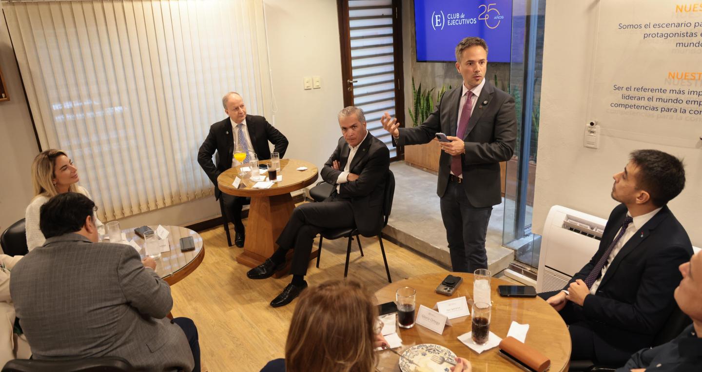ministro de Economía y Finanzas, Carlos Fernández Valdovinos, durante el encuentro “Hablemos Confianza”, organizado por el Club de Ejecutivos.