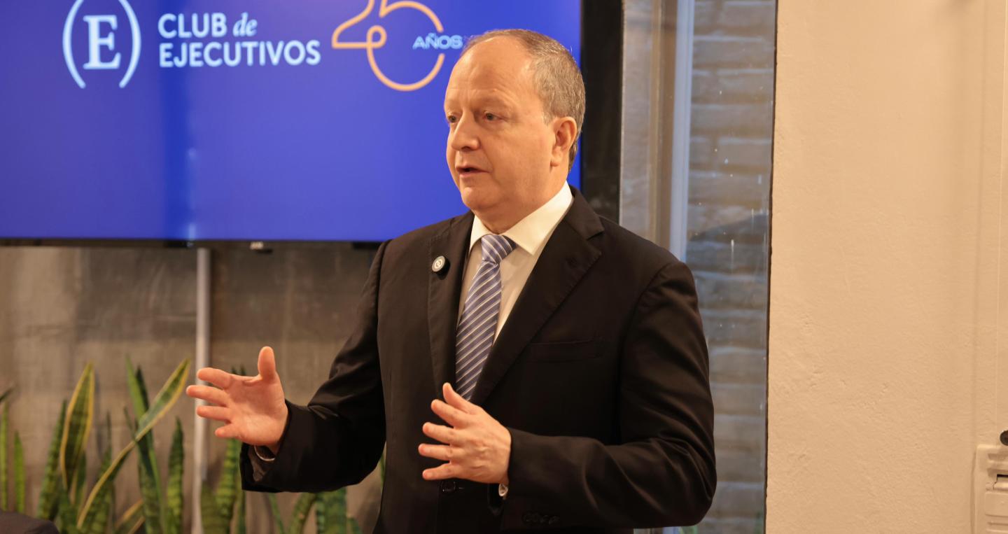 ministro de Economía y Finanzas, Carlos Fernández Valdovinos, durante el encuentro “Hablemos Confianza”, organizado por el Club de Ejecutivos.