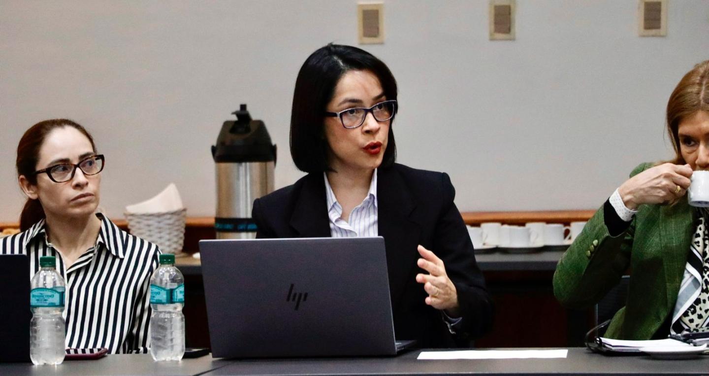 Gerente Liz Coronel en reunión con militares sobre Caja Fiscal 