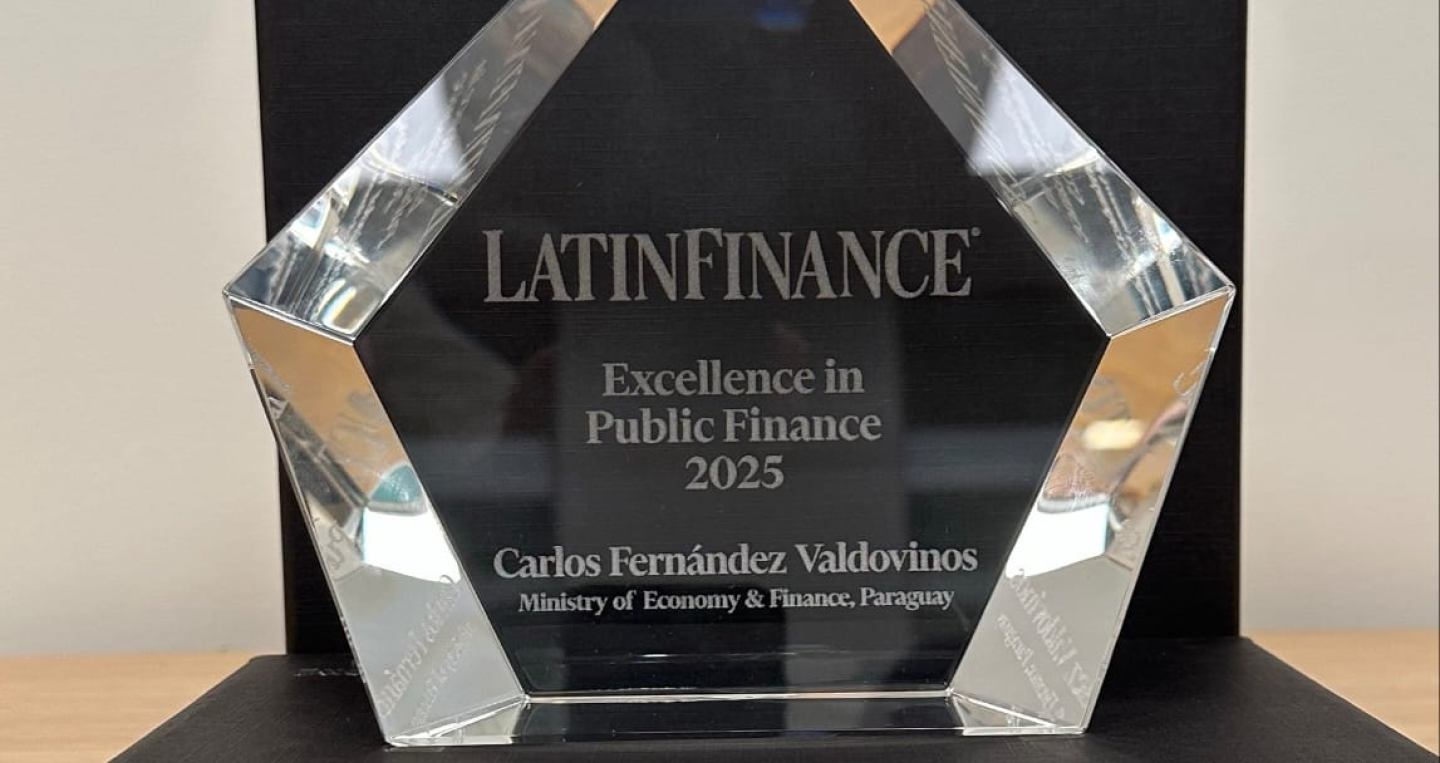 Premio otorgado al ministro Carlos Fernández
