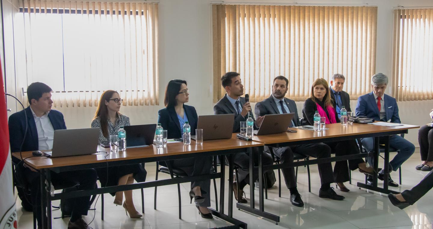 Autoridades del MEF en reunión de Caja Fiscal