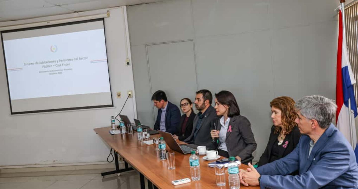 Caja Fiscal con docentes universitarios