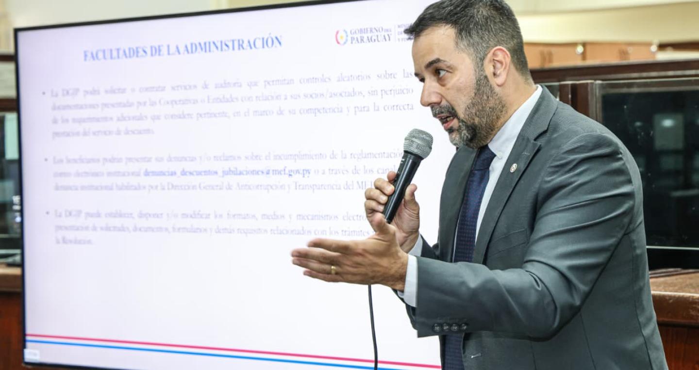 Director de Jubilaciones capacitando