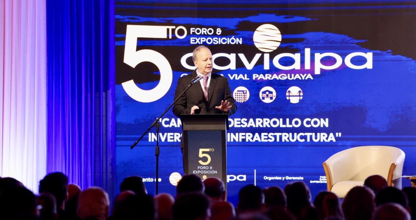 Ministro Carlos Fernández en el Foro de Cavialpa 
