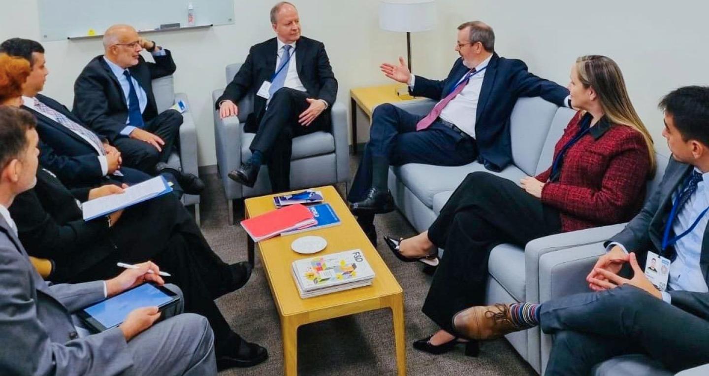 Autoridades nacionales con miembros del FMI