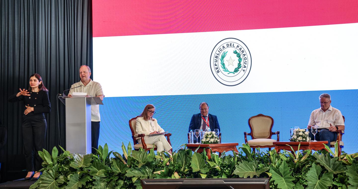 Ministro Carlos Fernández Valdovinos en reunión del BM y FMI