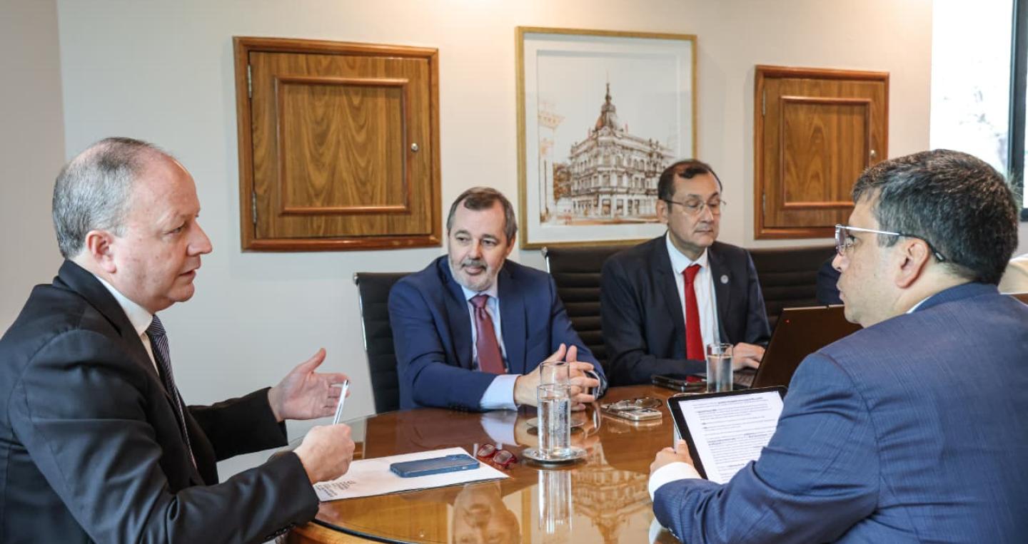 Ministro de Economía y Finanzas, Carlos Fernández Valdovinos, y Misión del Fondo Monetario Internacional (FMI) en Asunción c