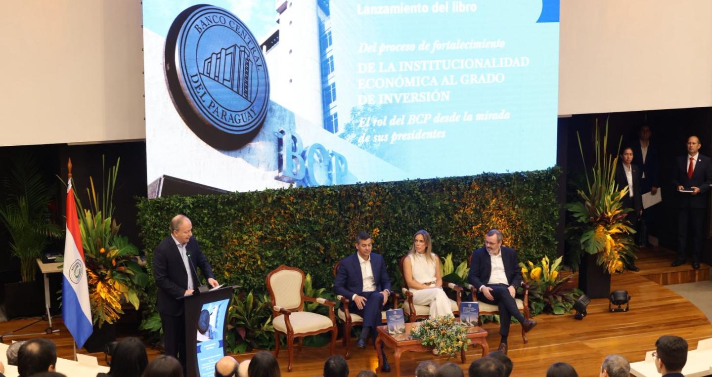 Ministro Fernández Valdovinos en el lanzamiento del libro de expresidentes del BCP 