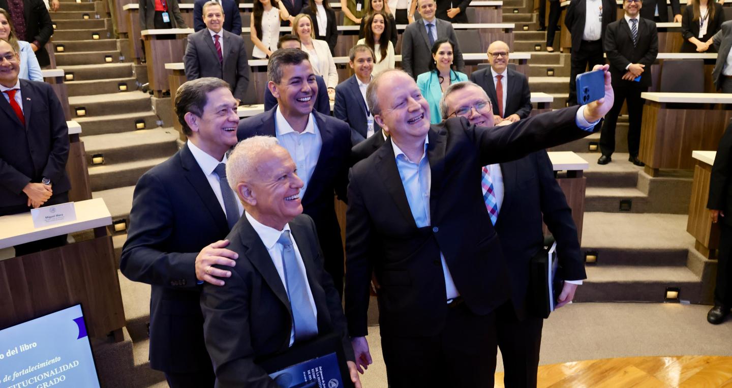 MInistro Fernández Valdovinos y expresidentes del BCP 