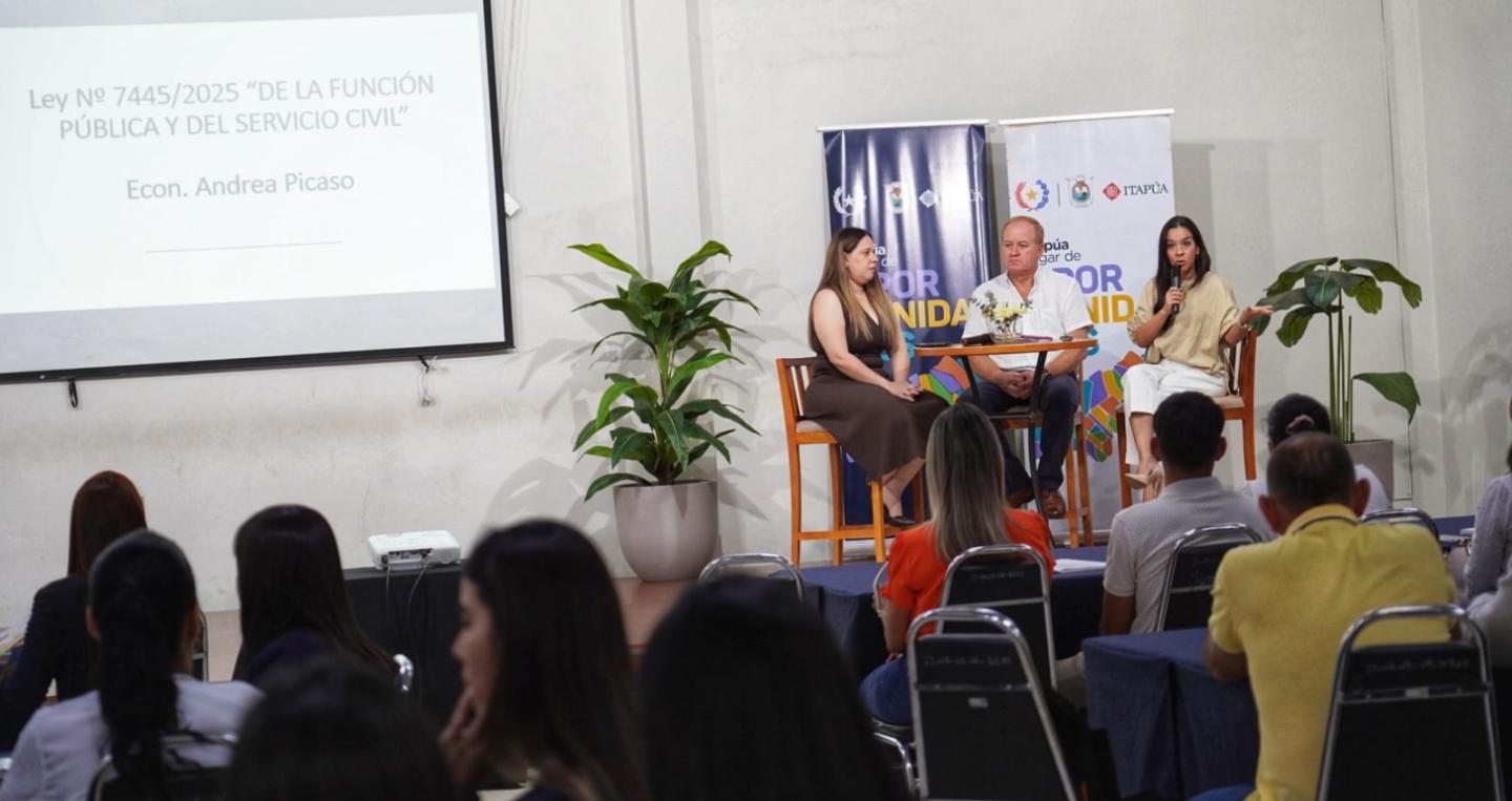 Andrea Picaso en capacitación sobre Ley de la Función Pública 