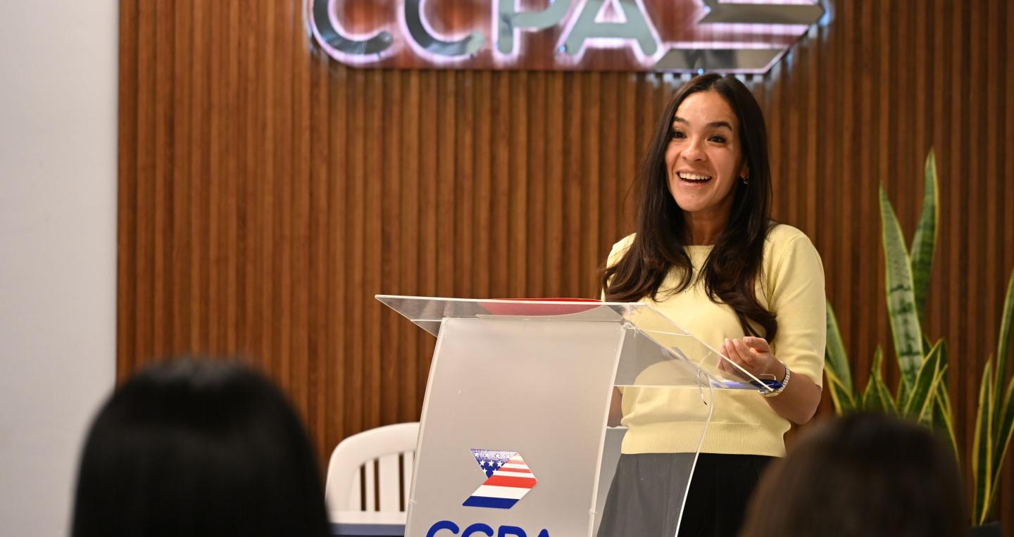 viceministra Picaso en culminación de curso de ingles 