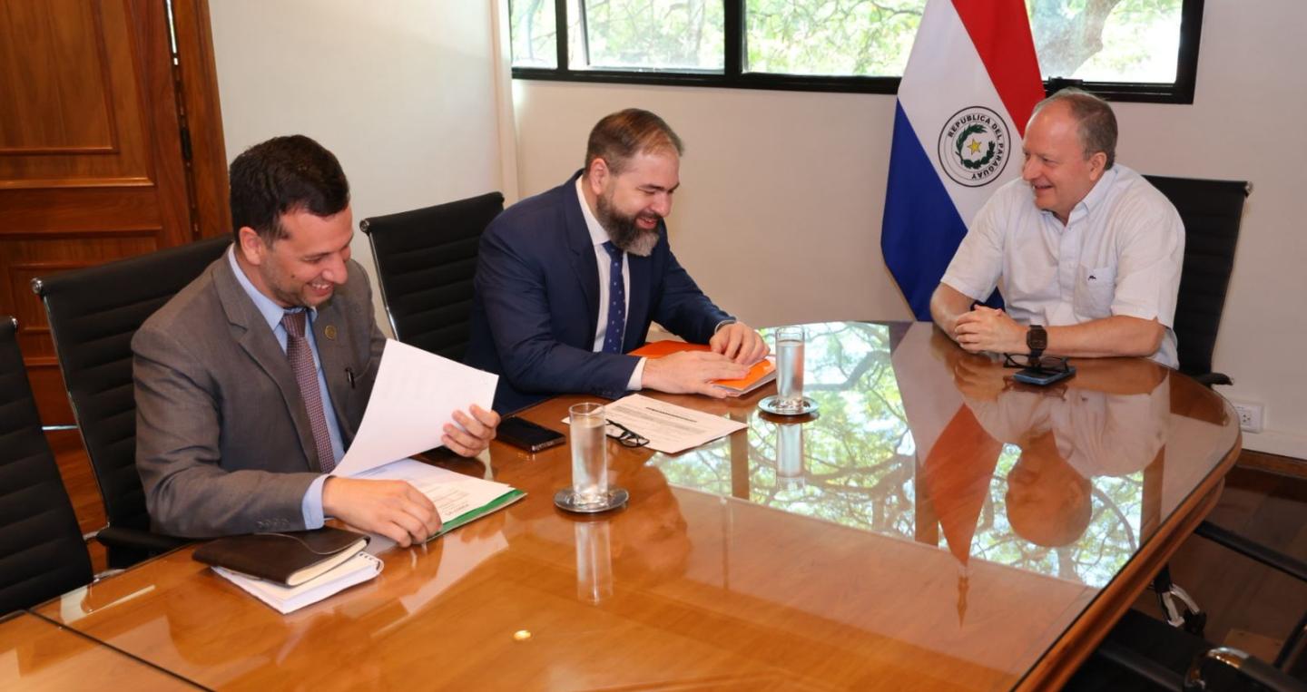 ministro de Economía y Finanzas, Carlos Fernández Valdovinos, y el ministro de Justicia Rodrigo Nicora