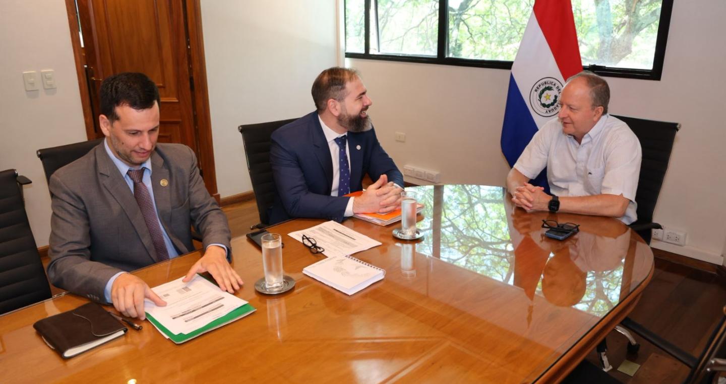 ministro de Economía y Finanzas, Carlos Fernández Valdovinos, y el ministro de Justicia Rodrigo Nicora