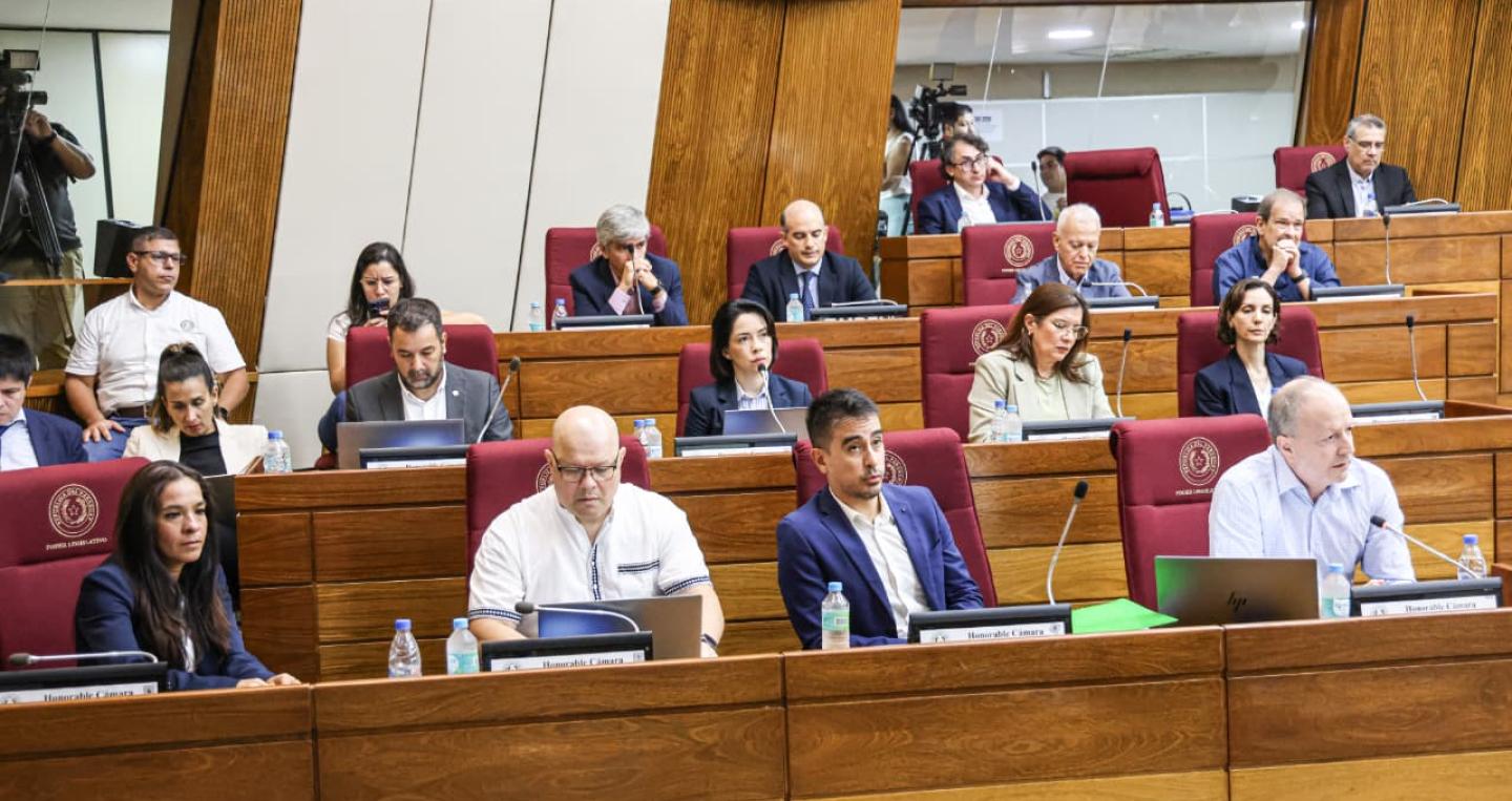 El ministro de Economía y Finanzas, Carlos Fernández Valdovinos, acompañado por su equipo técnico en Audiencia Pública