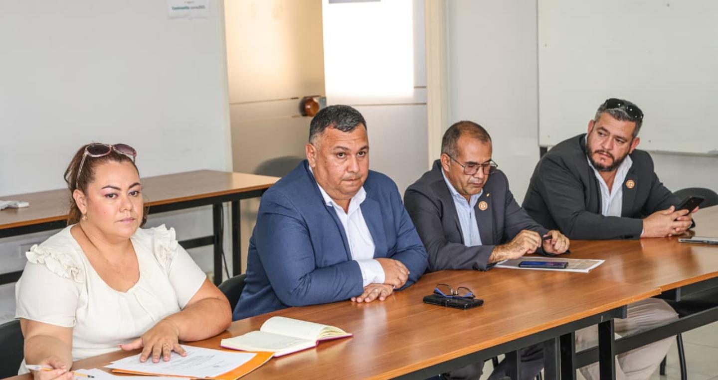 Reunión con familiares de policías