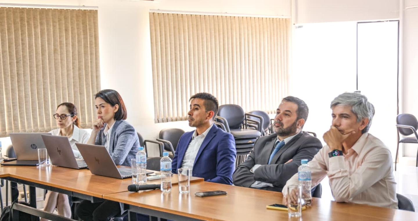 Equipo técnico MEF encabezado por el viceministro Felipe González