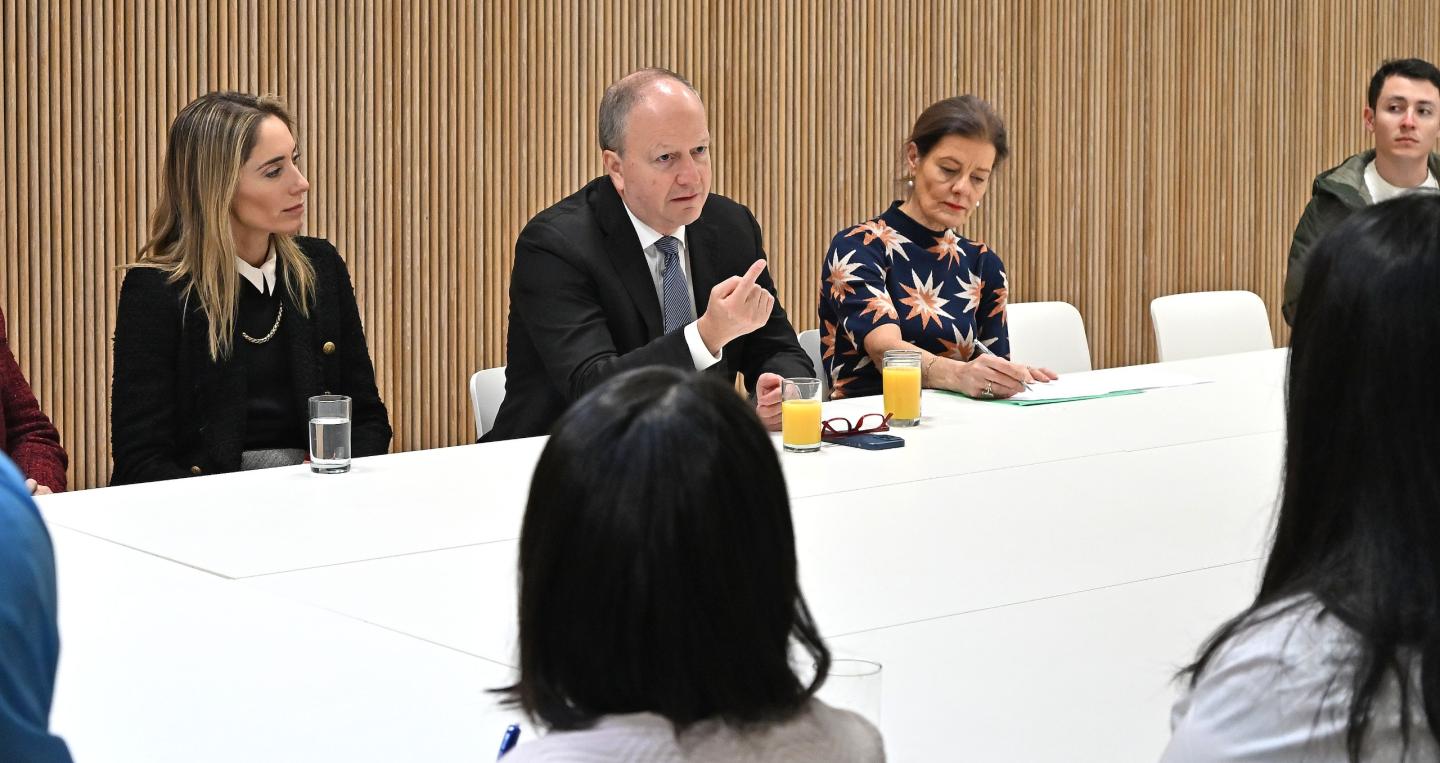 Ministro con la decana