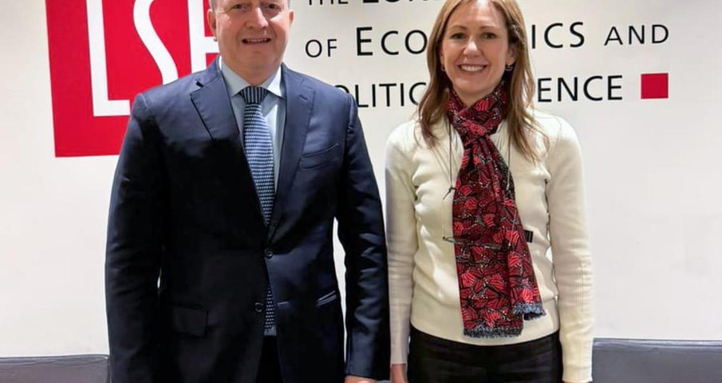 Ministro Carlos Fernández Valdovinos con autoridad de LSE