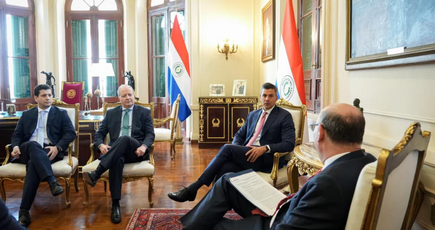 Ministro MEF con BID y Peña