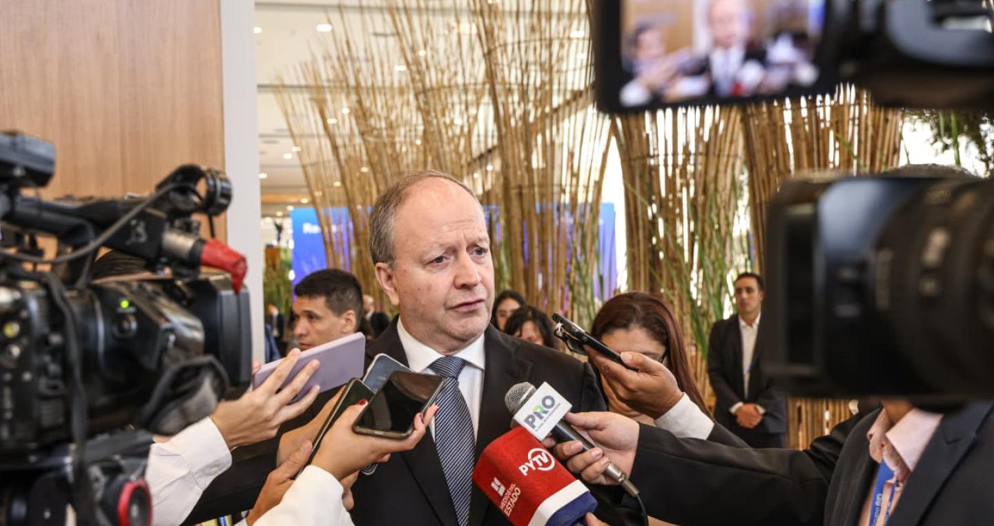 MInistro Fernández Valdovinos en la Conmebol 