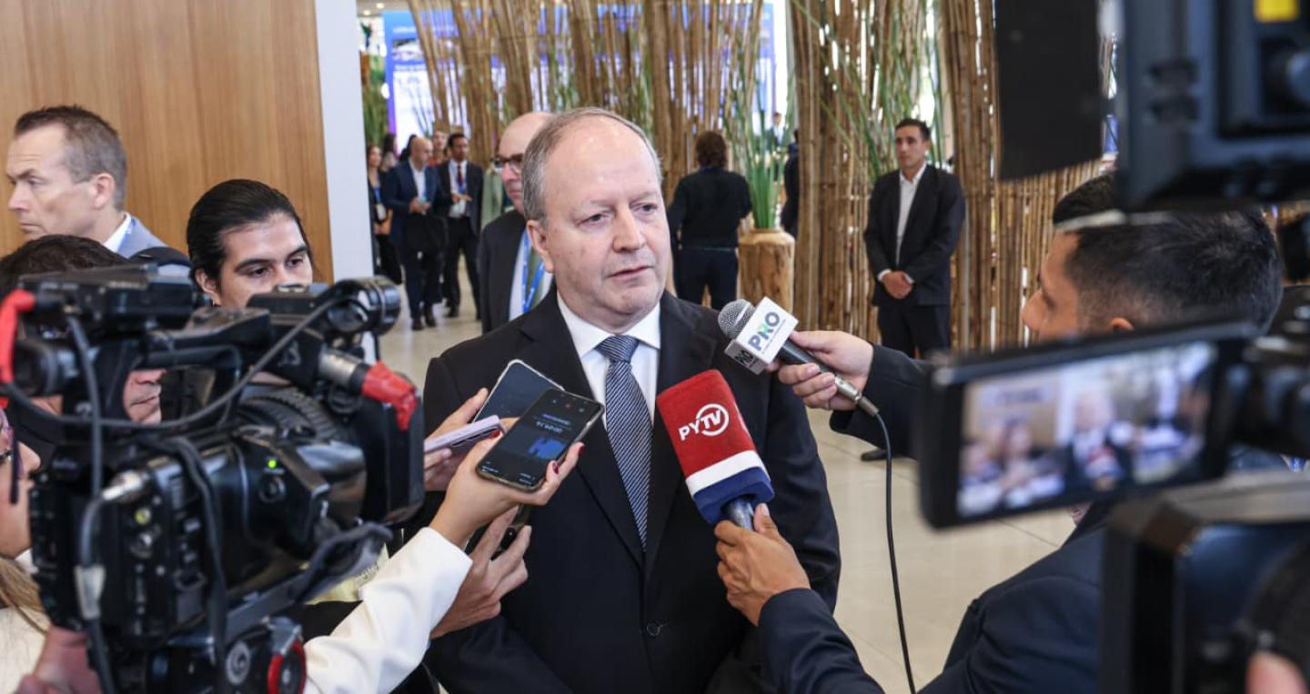 MInistro Carlos Fernández con medios de prensa en Asamblea del BID 