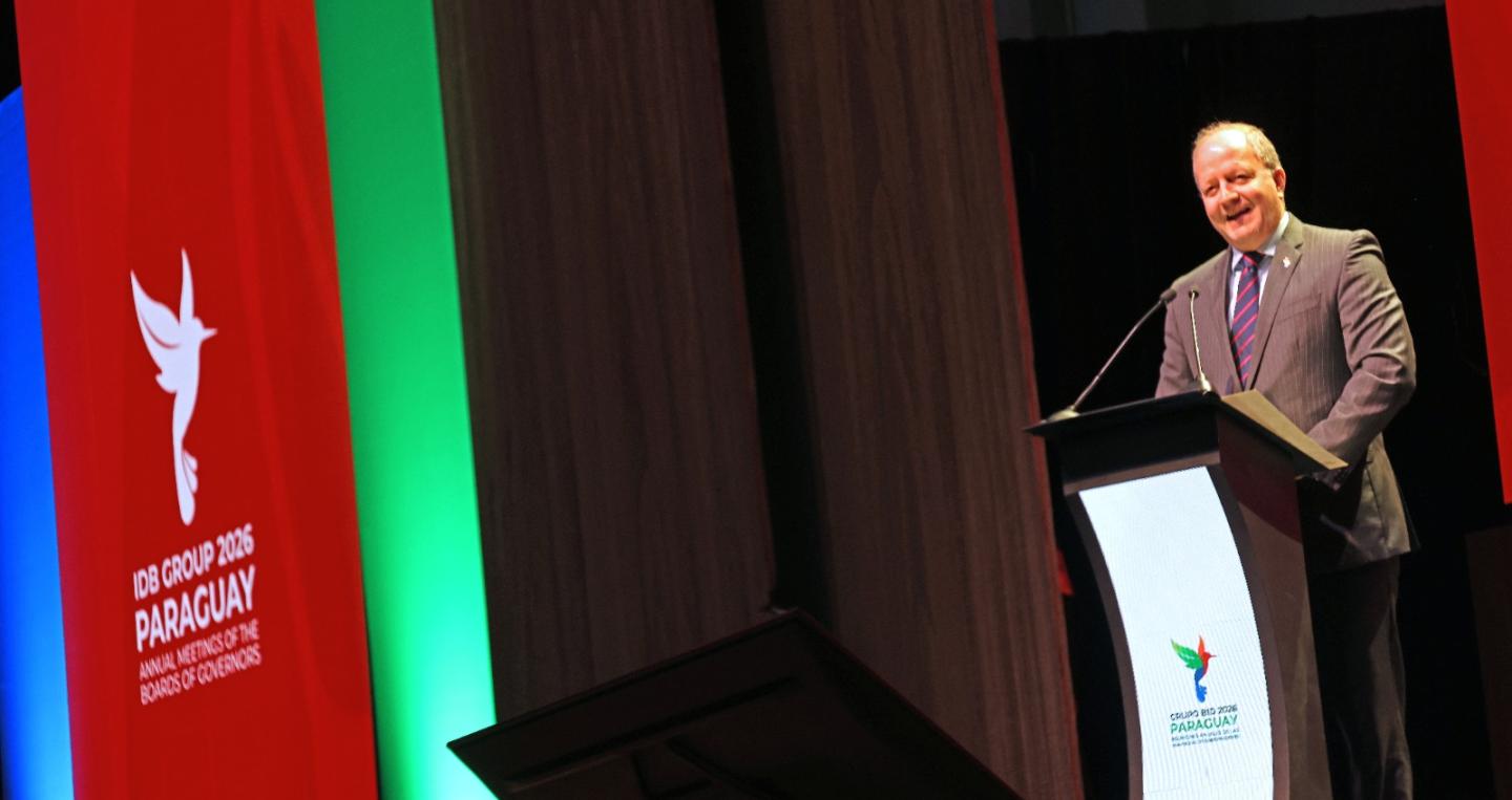 Ministro Carlos Fernández Valdovinos en Asamblea del BID 