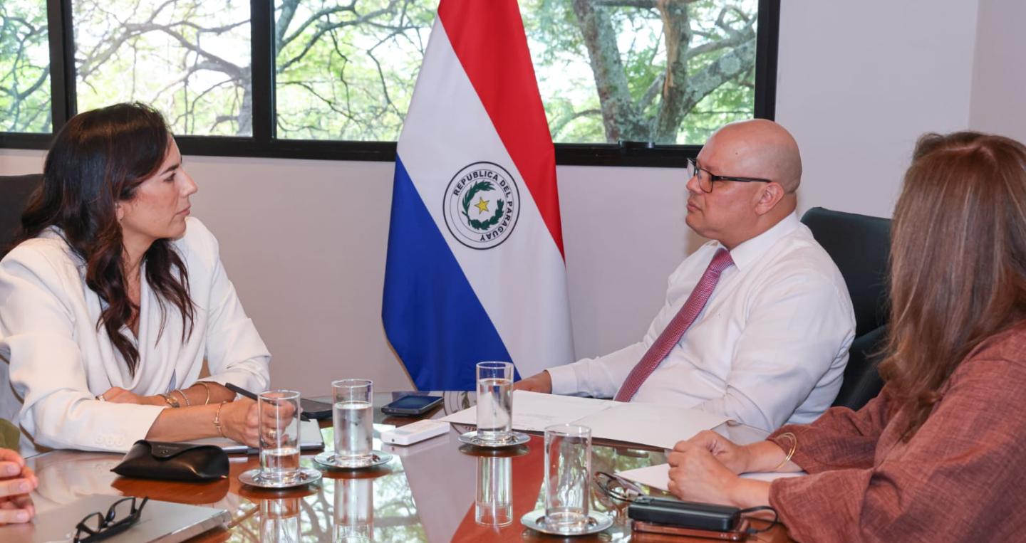 con ministra del MOPC