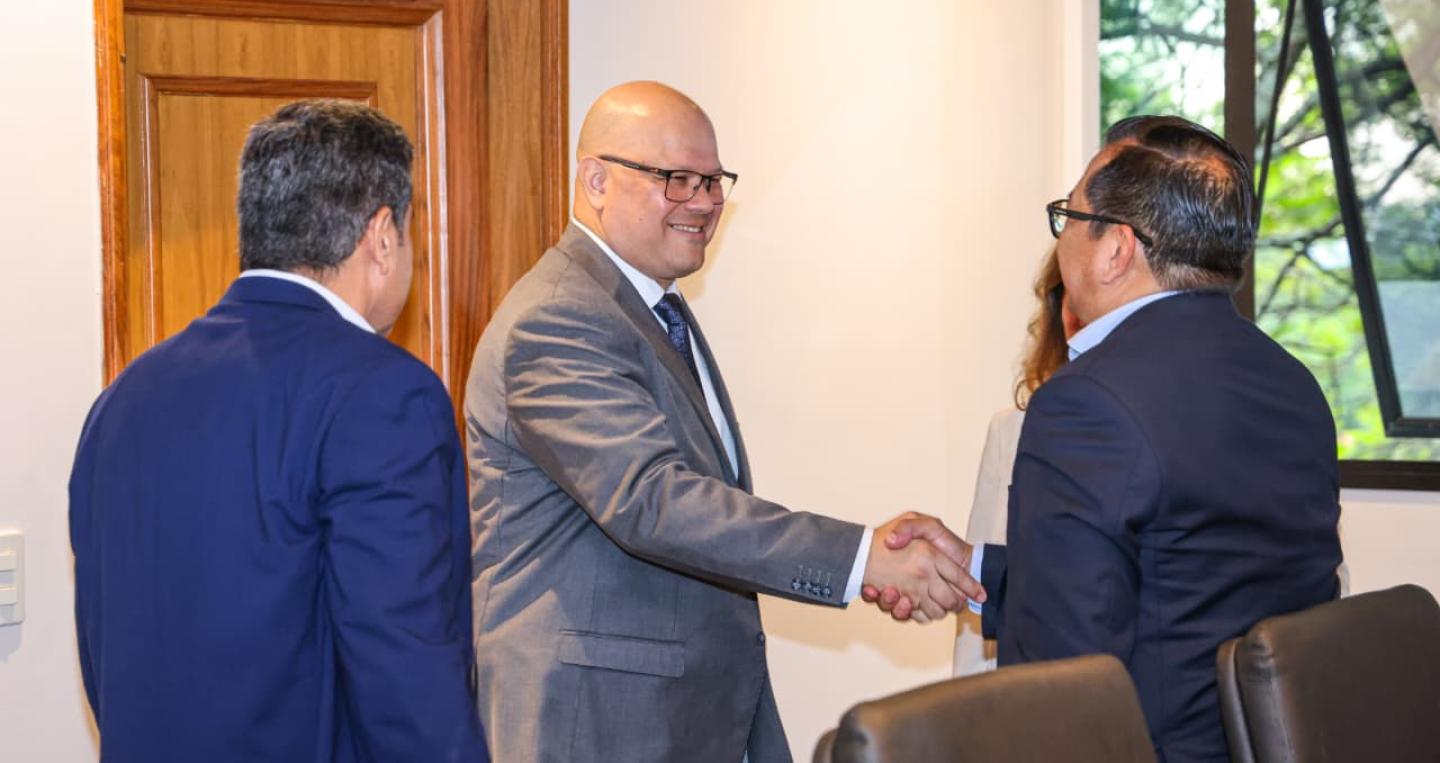 Saludos entre ministros del MEF y MDS