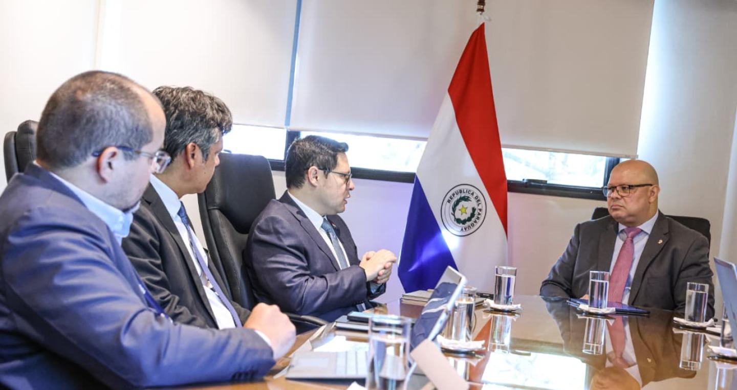 Lovera con equipo de DNIT