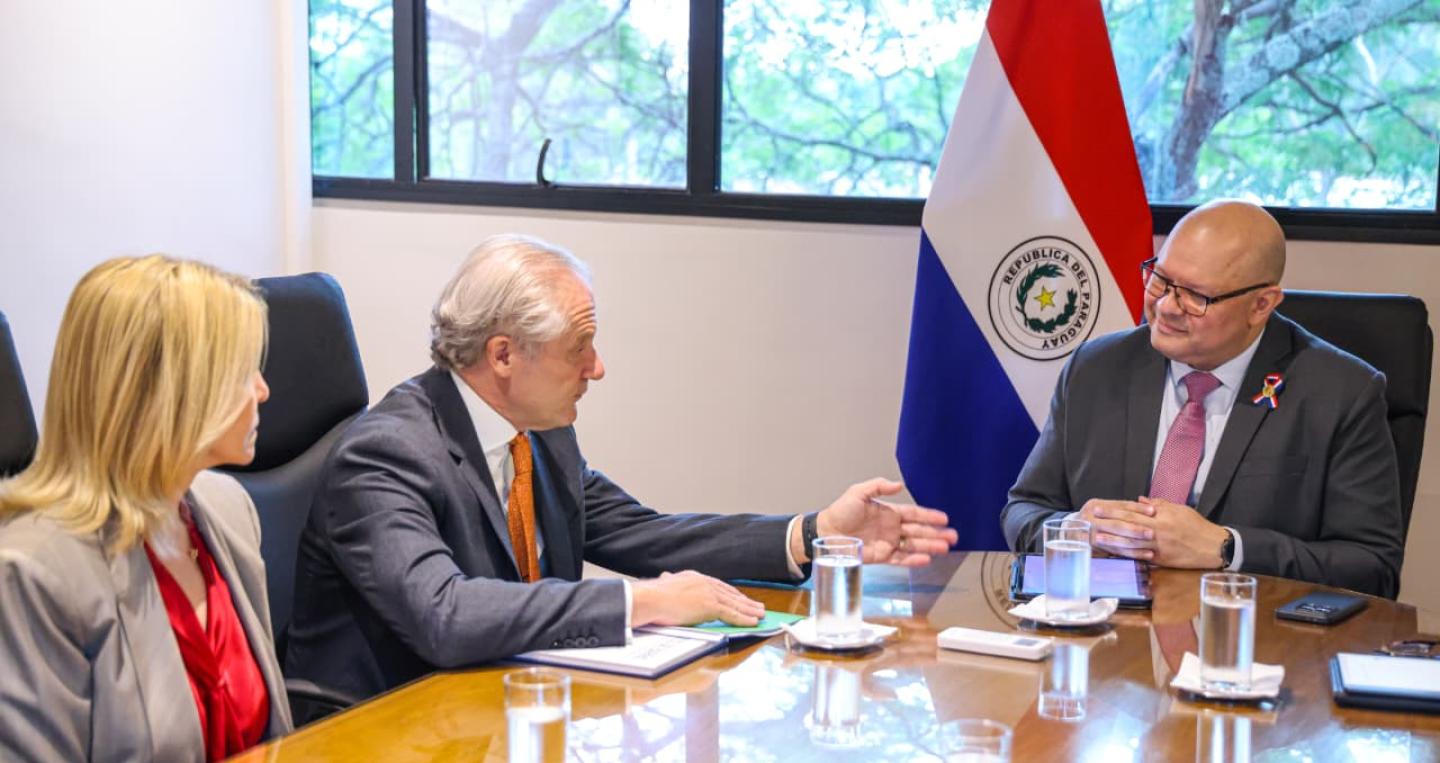 Ministro Lovera con representante residente de CAF