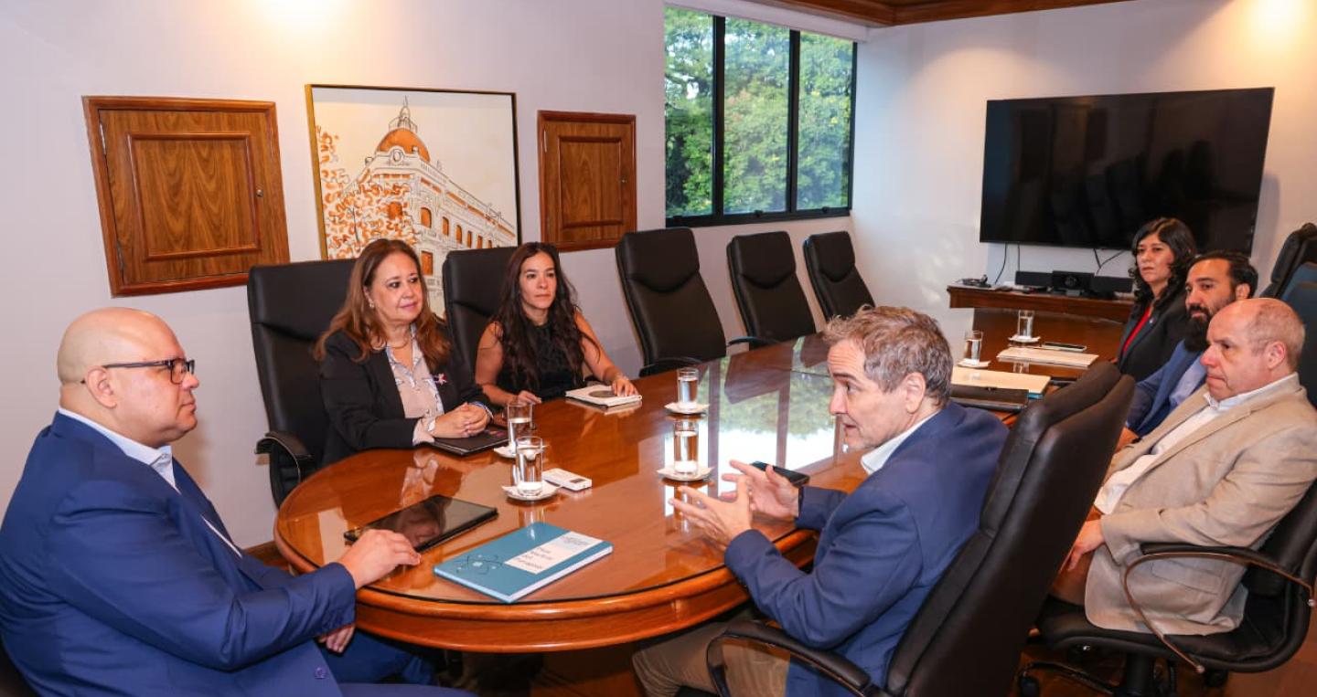 El ministro de Economía y Finanzas, Oscar Lovera, recibió en su despacho al secretario ejecutivo de la Autoridad Reguladora Radiológica y Nuclear (ARRN), Jorge Molina