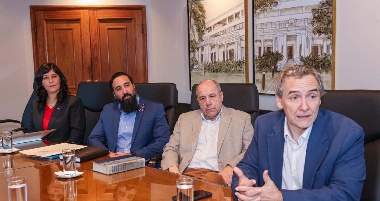 El ministro de Economía y Finanzas, Oscar Lovera, recibió en su despacho al secretario ejecutivo de la Autoridad Reguladora Radiológica y Nuclear (ARRN), Jorge Molina