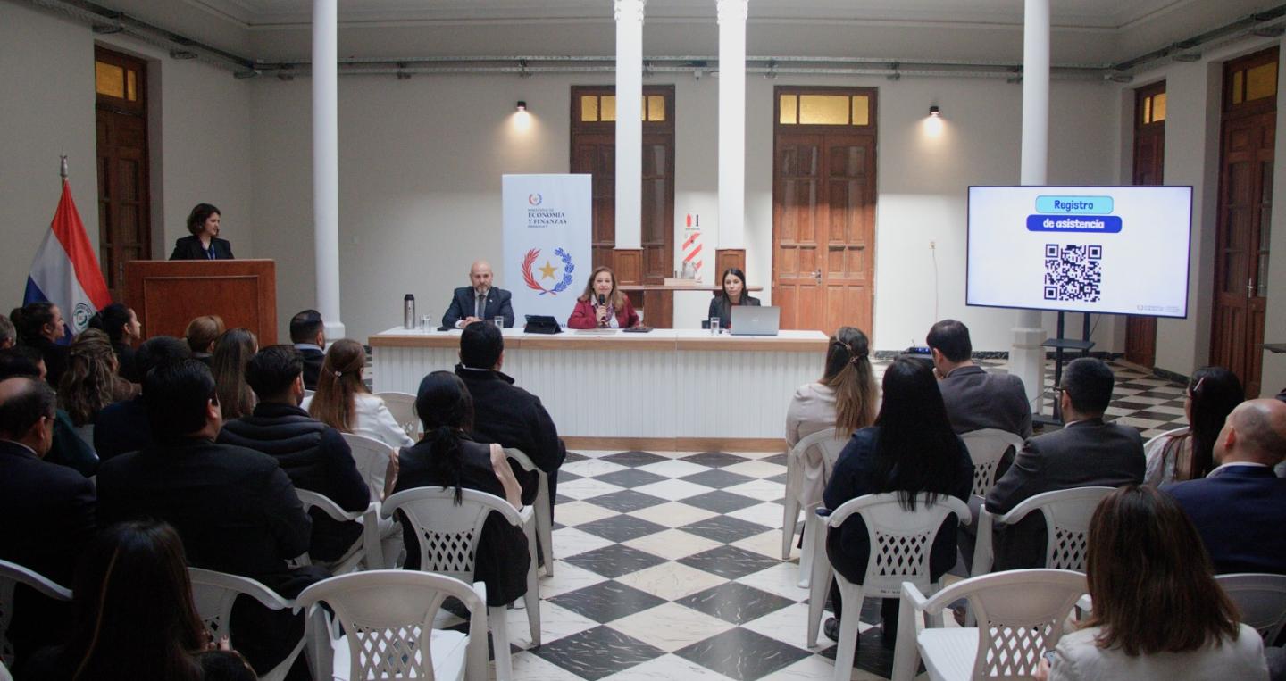 Funcionarios ministeriales en capacitación