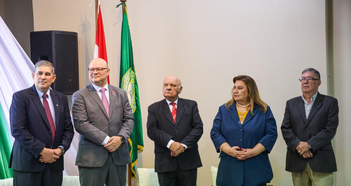 Ministro con organizadores