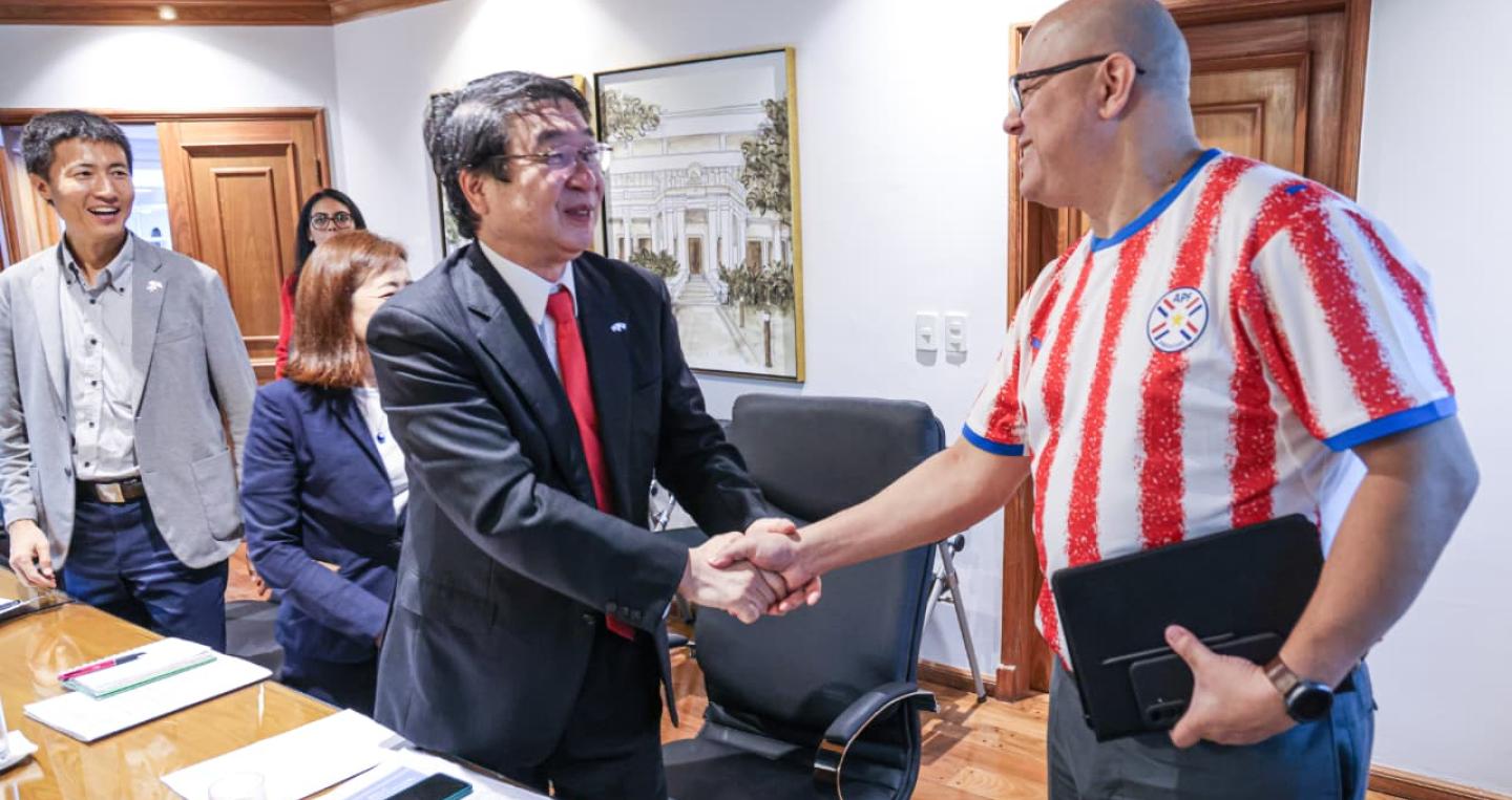 Lovera con embajador japonés
