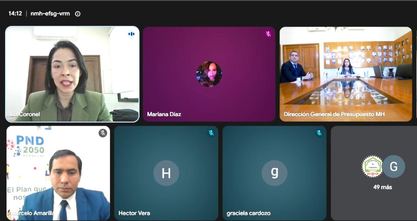 Gerente Liz Coronel explica a participantes