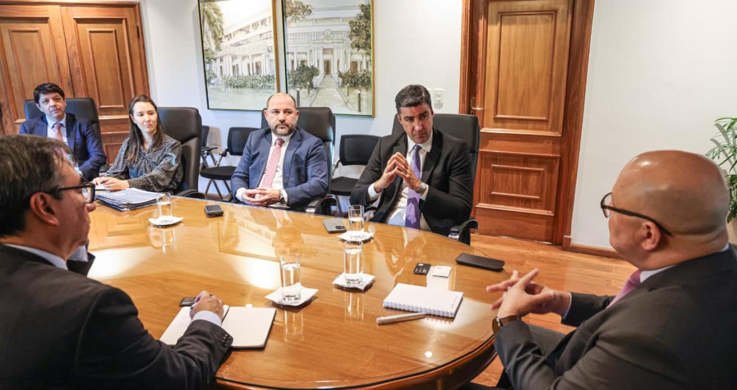 Reunión ministro con representantes del Banco Itaú