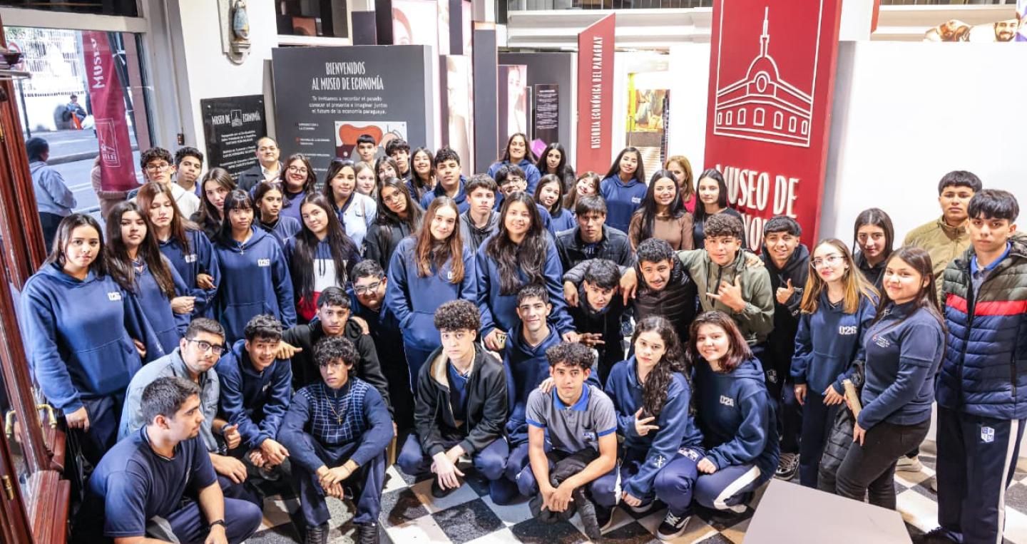 Visita de estudiantes de CDE al Museo de Economía