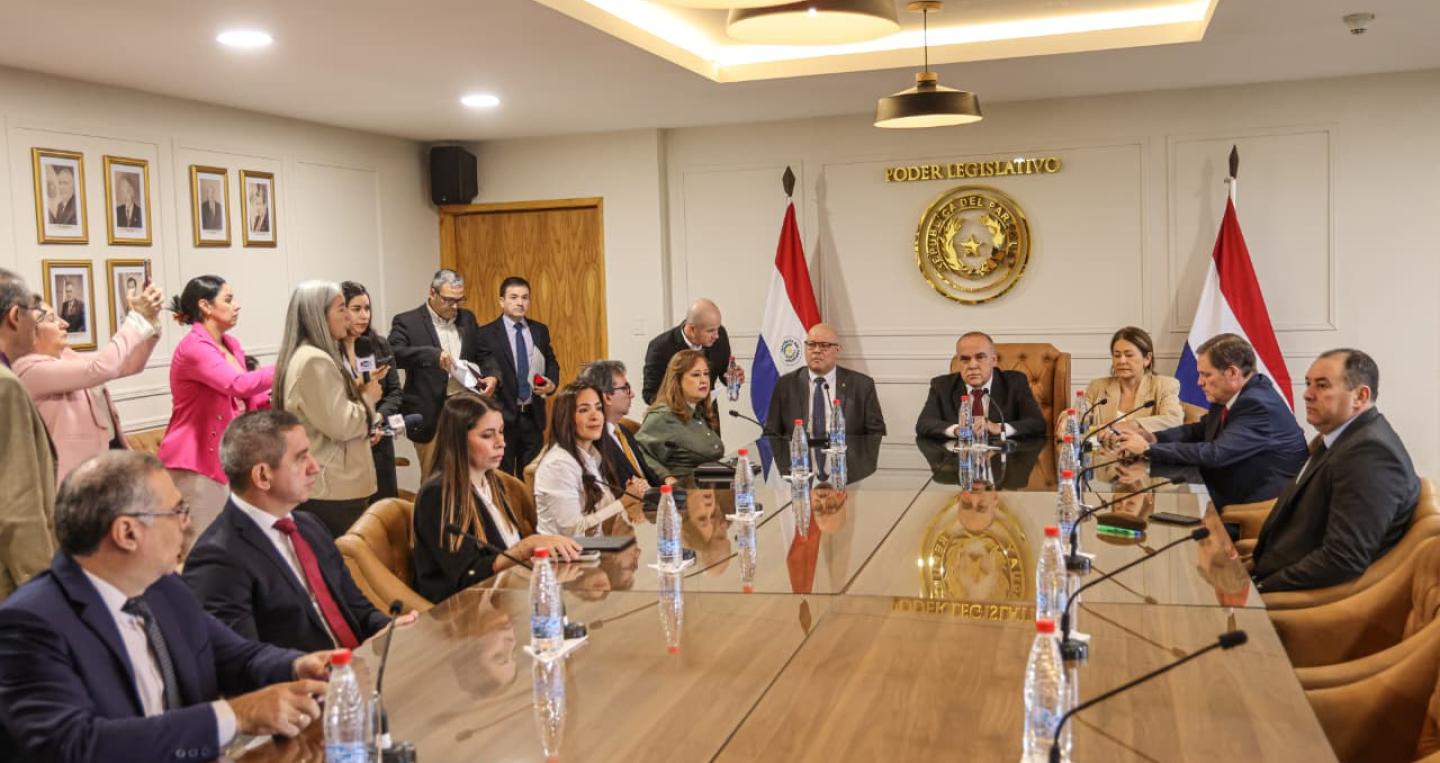 Ministro con autoridades del MEF