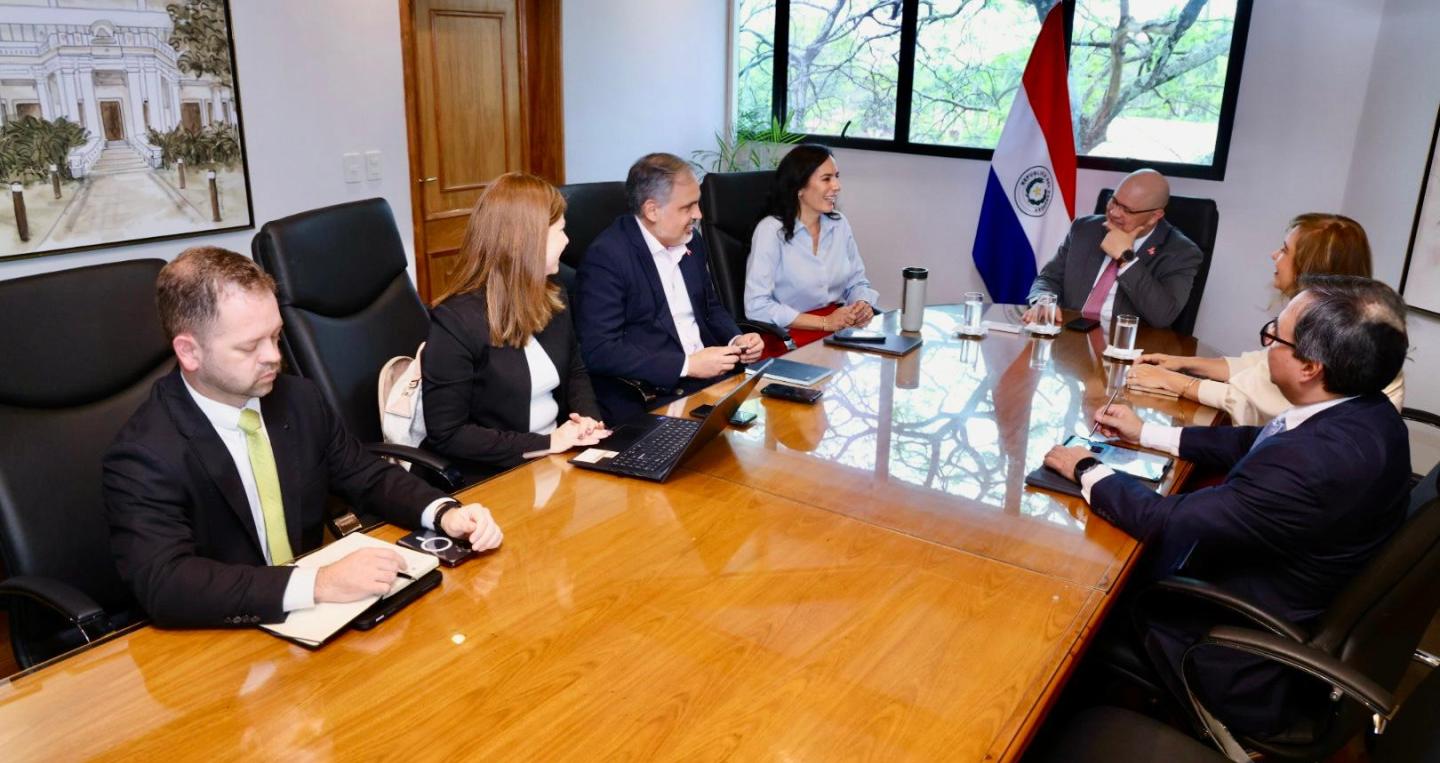 Reunión de ministro con MOPC