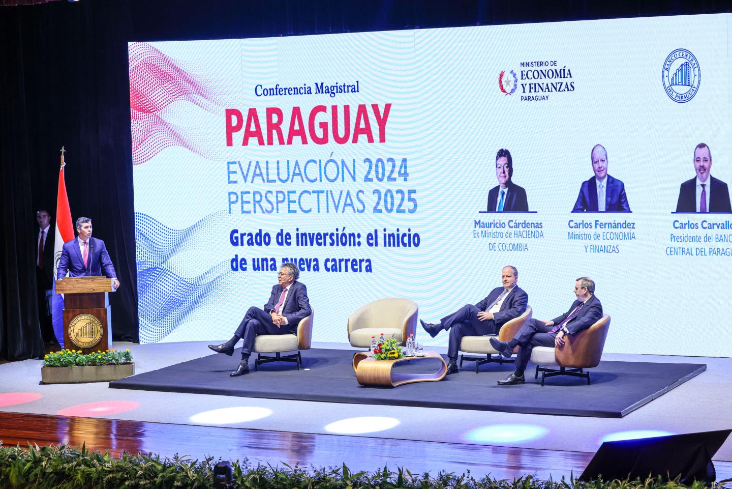 Presidente Santiago Peña hablando en Conferencia