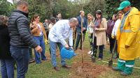 Ministro planta un árbolito