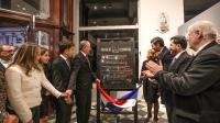 Exposión de placa conmemorativa a la inauguración del museo