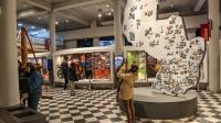 Visitantes realizando fotografias dentro del museo